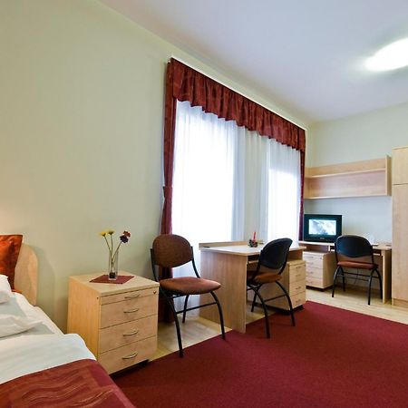 Hotel Kerpely Dunaújváros Extérieur photo