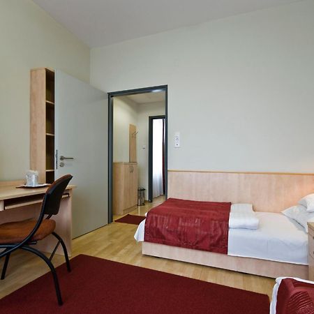 Hotel Kerpely Dunaújváros Extérieur photo
