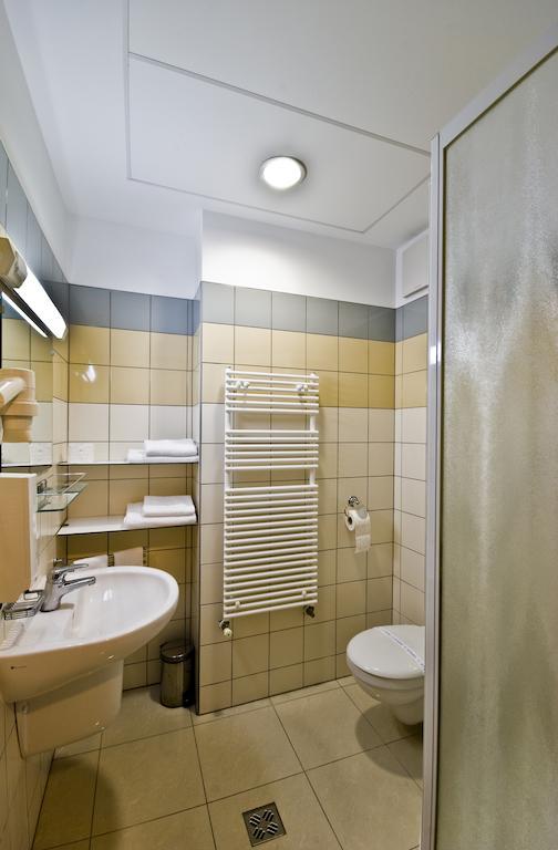 Hotel Kerpely Dunaújváros Chambre photo