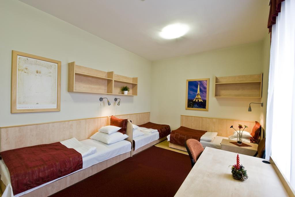 Hotel Kerpely Dunaújváros Chambre photo