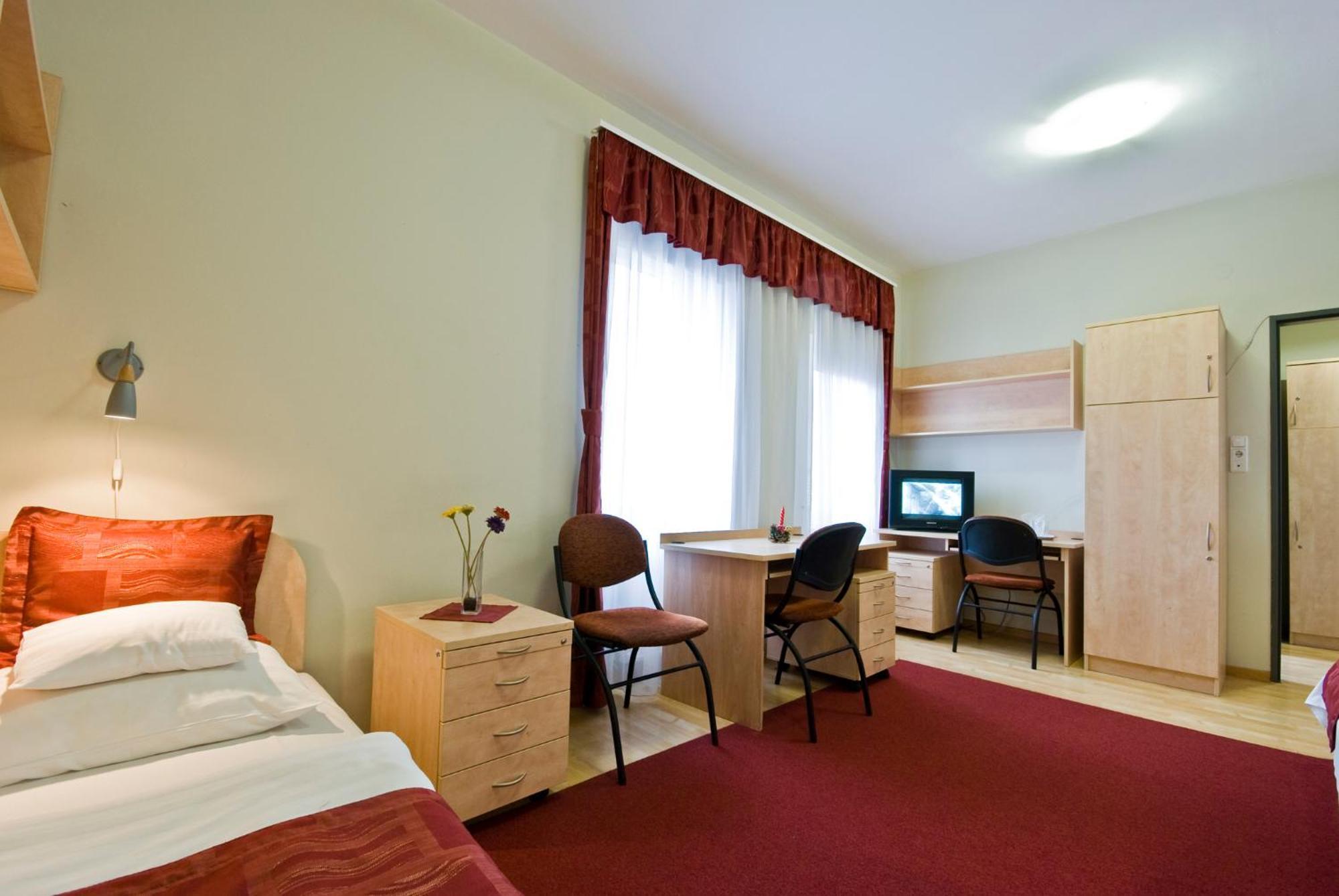 Hotel Kerpely Dunaújváros Extérieur photo