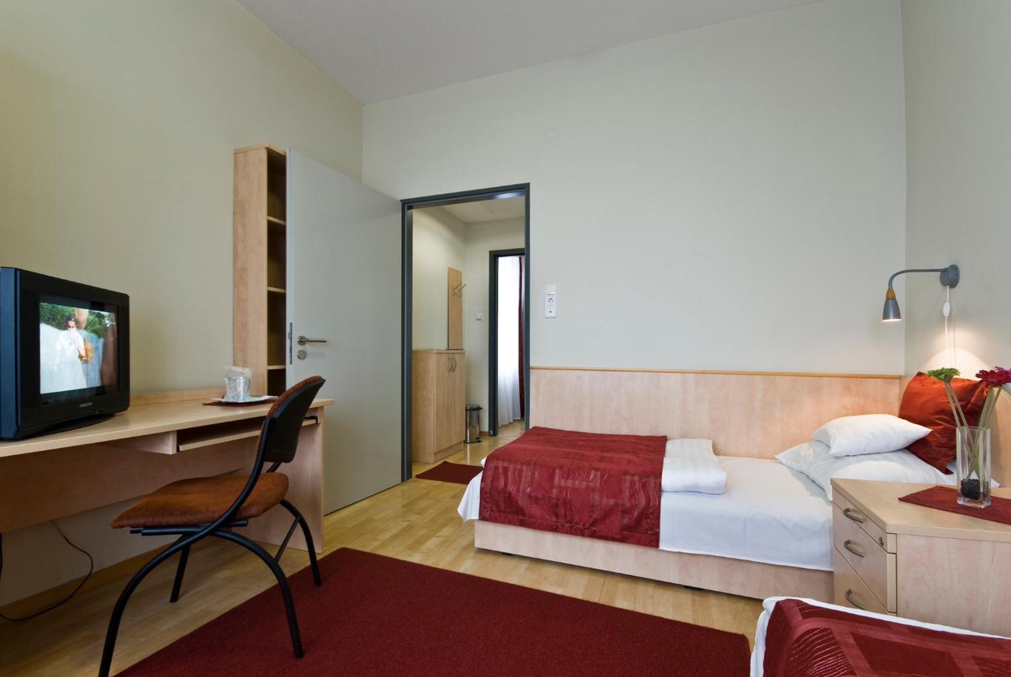 Hotel Kerpely Dunaújváros Extérieur photo