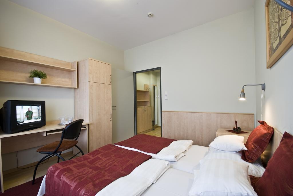 Hotel Kerpely Dunaújváros Chambre photo