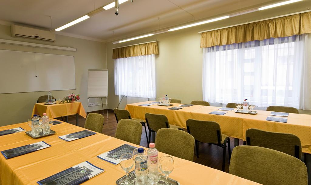Hotel Kerpely Dunaújváros Extérieur photo